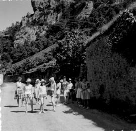 Ecole ménagère de Lhuis : voyage scolaire, Saint-Guilhem-le-Désert