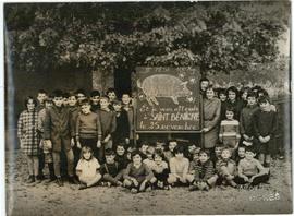 Photographie noir et blanc représentant un groupe d’élèves annonçant le concours de belote du sou...