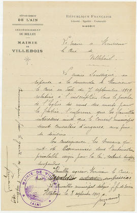 Inscription des noms des morts pour la France sous le porche de l’église.